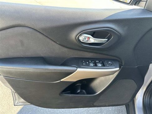 Used 2018 Jeep Cherokee Latitude w/ Comfort & Convenience Group image 8