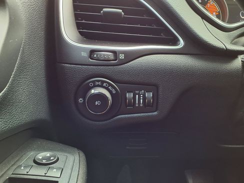 Used 2019 Jeep Cherokee Trailhawk AWD/4WD image 13