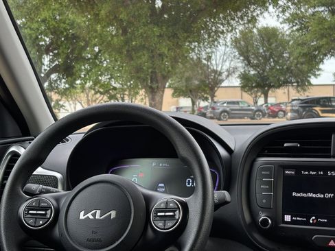 Used 2025 Kia Soul LX w/ LX Technology Package FWD image 34