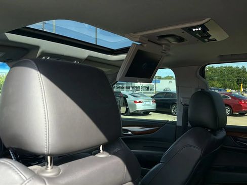 Used 2019 Cadillac Escalade ESV Premium Luxury AWD/4WD image 38