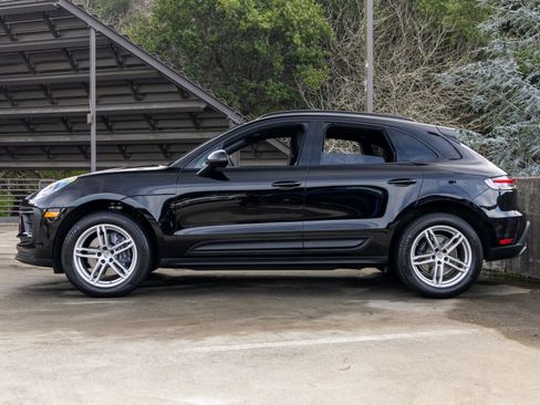 Certified 2025 Porsche Macan image 2