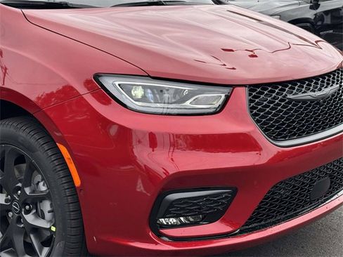 New 2026 Chrysler Pacifica Select w/ S Appearance Package image 9