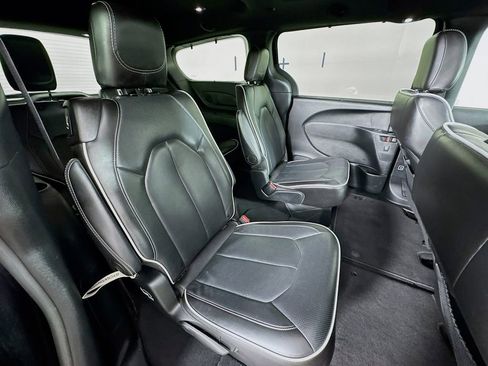 Used 2025 Chrysler Pacifica Limited FWD image 31