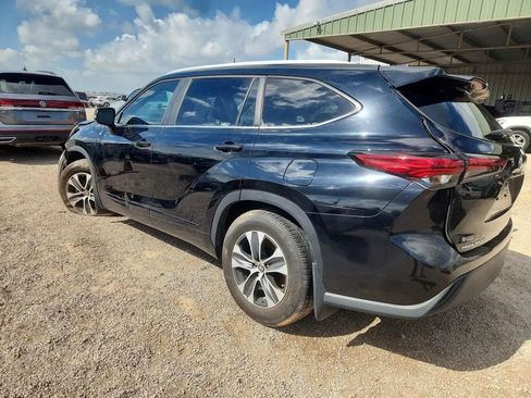 Used 2023 Toyota Highlander XLE FWD image 4