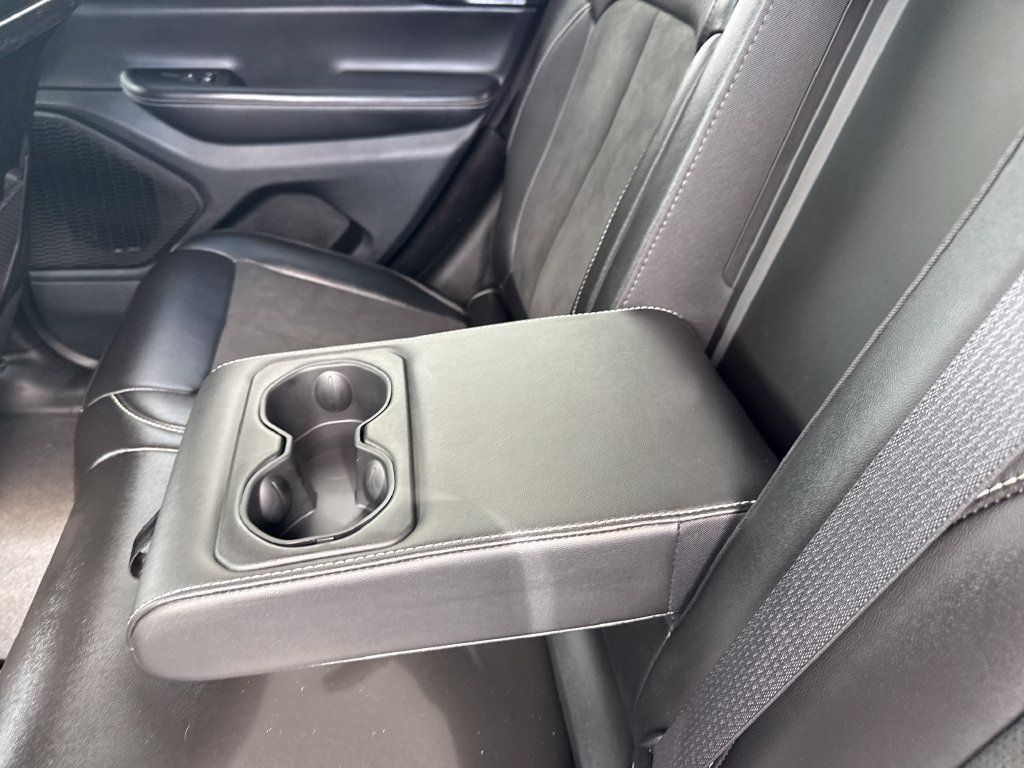 Used 2025 Jeep Grand Cherokee Altitude AWD/4WD image 47