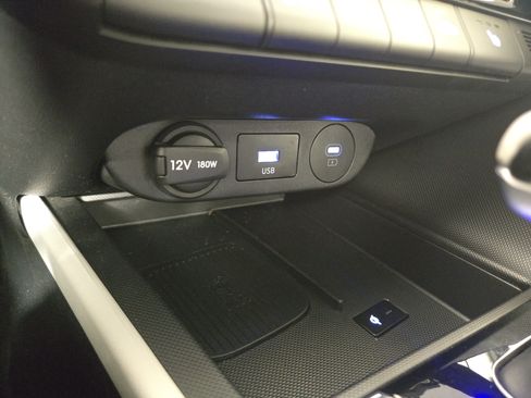 Used 2025 Hyundai Elantra Limited FWD image 28
