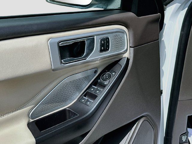 Used 2020 Ford Explorer Platinum w/ Premium Technology Package AWD/4WD image 19