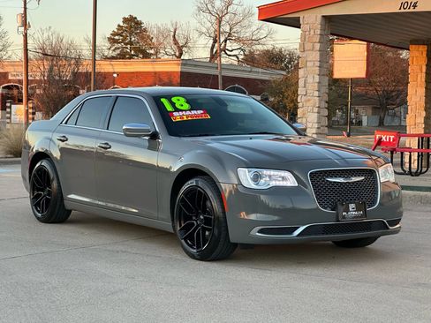 Used 2018 Chrysler 300 Touring w/ Chrome Appearance Package image 7