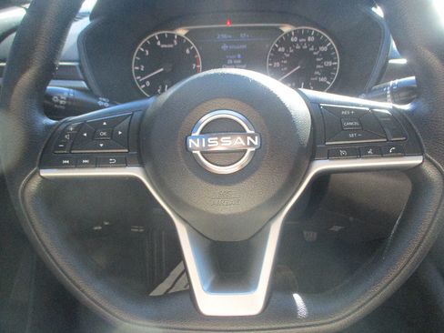 Used 2024 Nissan Altima 2.5 SV FWD image 9