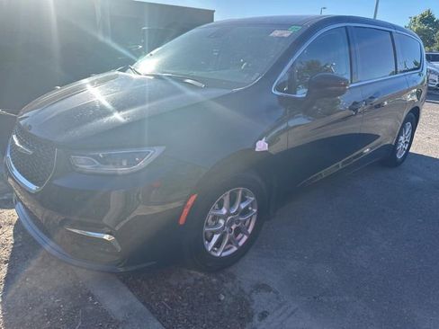 Used 2023 Chrysler Pacifica Touring-L FWD image 1