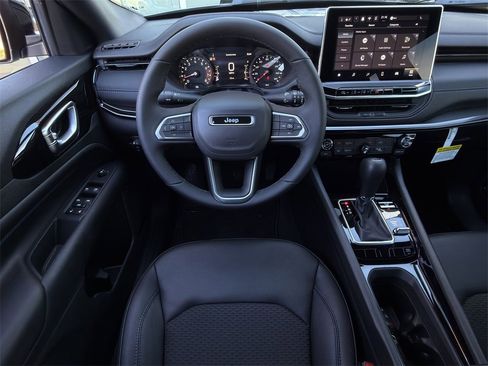 New 2026 Jeep Compass Latitude image 11