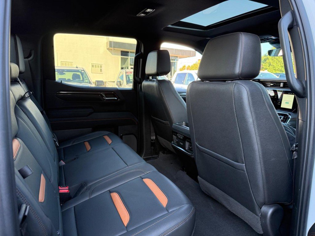 Used 2023 GMC Sierra 1500 AT4 w/ Technology Package AWD/4WD image 11