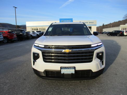 Certified 2025 Chevrolet Traverse LT image 2