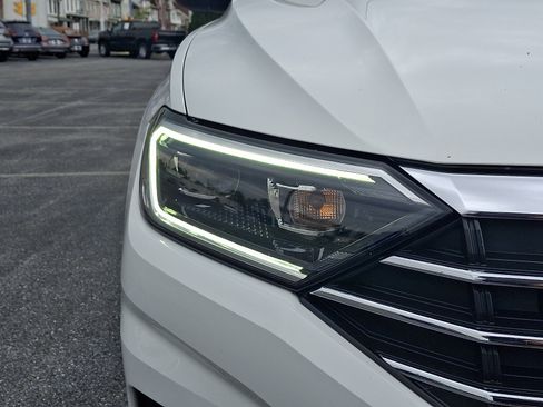 Used 2019 Volkswagen Jetta SEL w/ Cold Weather Package FWD image 9