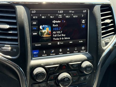 Used 2018 Jeep Grand Cherokee Laredo image 19