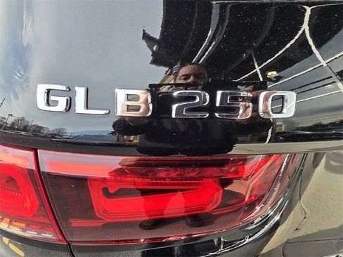Certified 2022 Mercedes-Benz GLB 250 4MATIC image 37