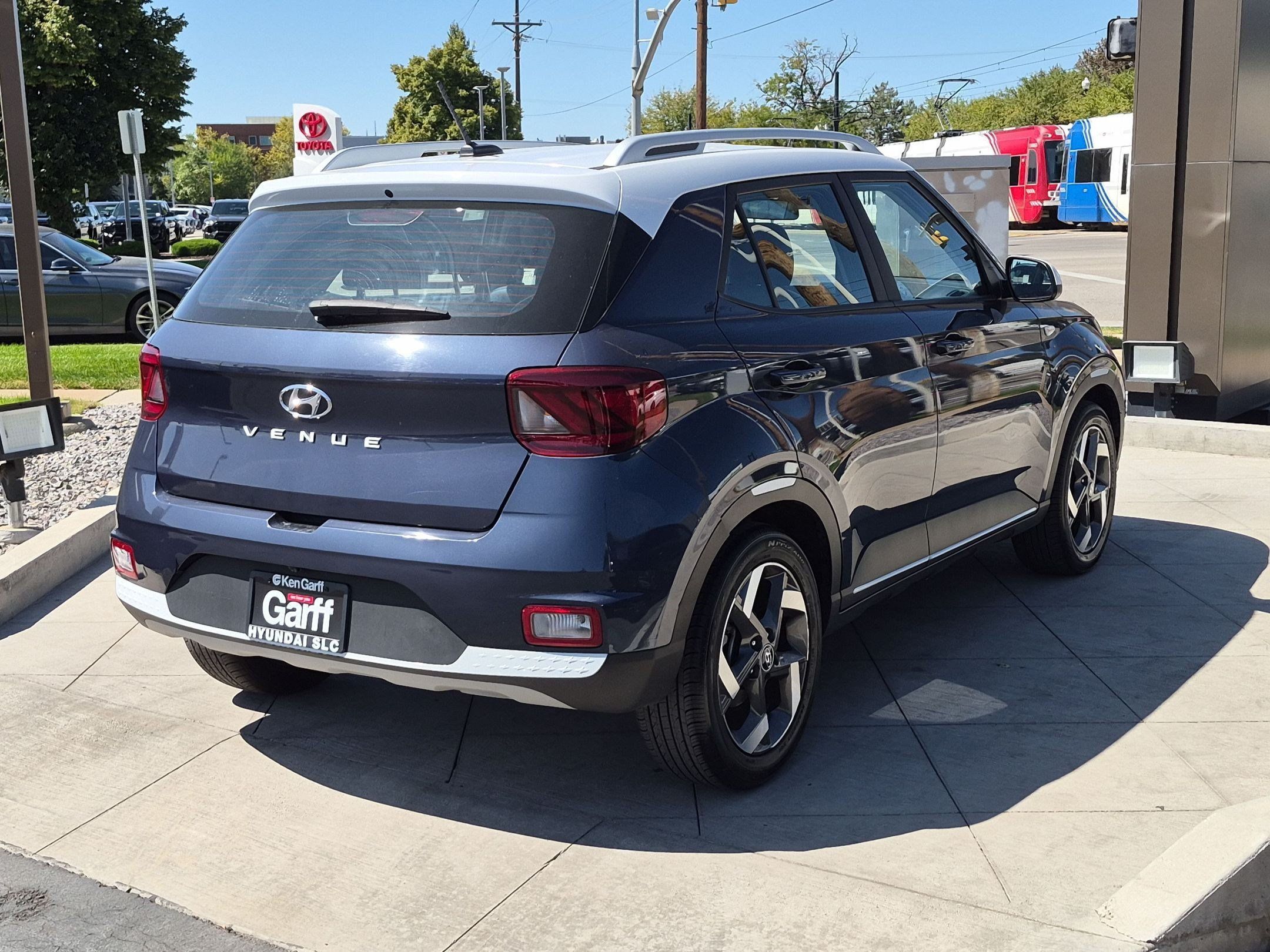 Certified 2023 Hyundai Venue Limited w/ Cargo Package FWD image 4