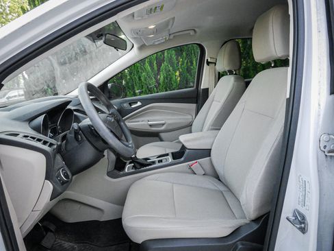 Used 2017 Ford Escape SE w/ Equipment Group 201A FWD image 7