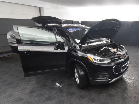 Used 2022 Chevrolet Trax LT w/ LT Convenience Package image 23