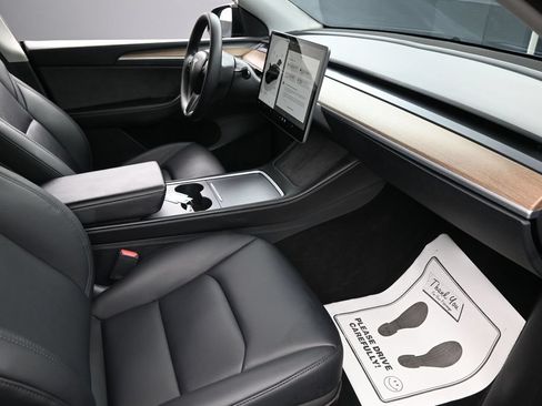 Used 2023 Tesla Model Y Long Range AWD/4WD image 32