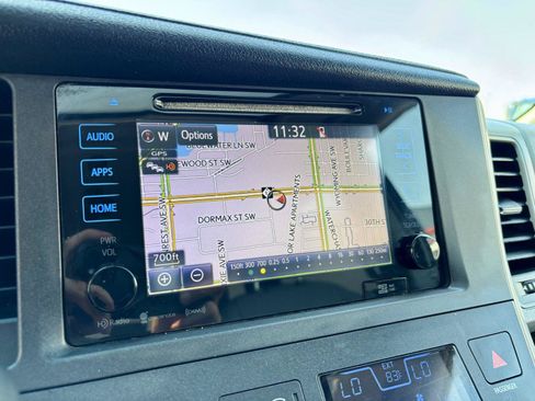 Used 2017 Toyota Sienna XLE w/ XLE Navigation Package FWD image 4