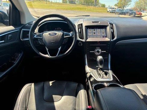 Used 2018 Ford Edge Titanium FWD image 16