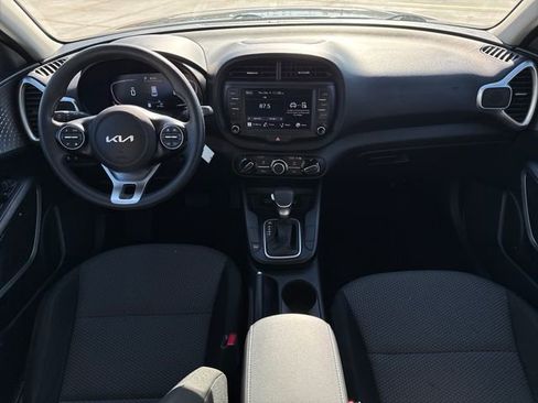 Used 2023 Kia Soul LX w/ LX Technology Package image 12