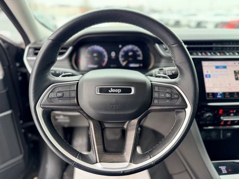 Used 2022 Jeep Grand Cherokee Limited image 12