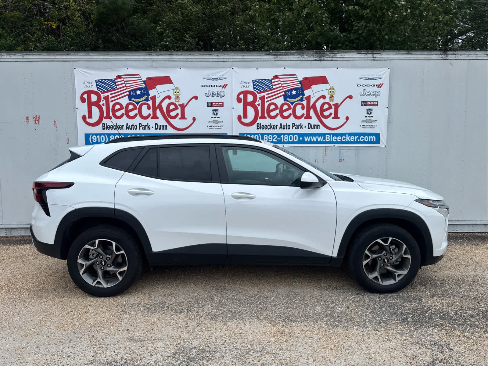 Used 2025 Chevrolet Trax LT FWD image 2