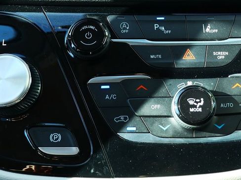 Used 2023 Chrysler Pacifica Touring-L image 50