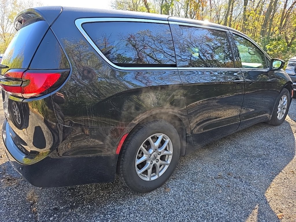 Used 2023 Chrysler Pacifica Touring-L FWD image 8