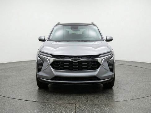 Used 2025 Chevrolet Trax LT w/ LT Convenience Package image 2