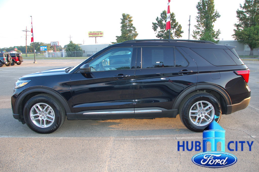 Used 2025 Ford Explorer Active RWD image 2