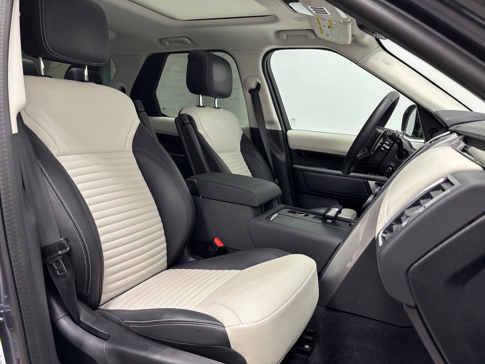 New 2025 Land Rover Discovery S AWD/4WD image 31