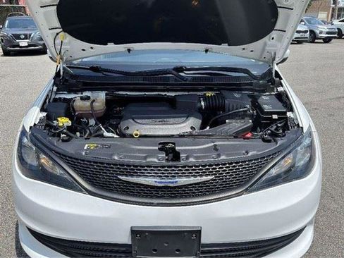 Used 2020 Chrysler Voyager L image 31