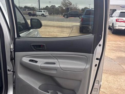 Used 2013 Toyota Tacoma Base image 13