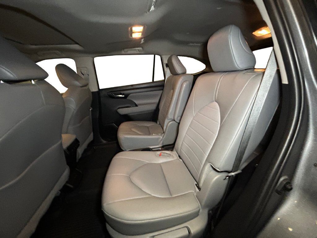 Used 2026 Toyota Highlander XLE AWD/4WD image 13