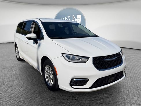 Used 2023 Chrysler Pacifica Touring-L FWD image 1