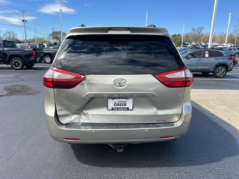 Used 2017 Toyota Sienna XLE image 18