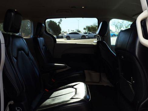 Used 2023 Chrysler Pacifica Touring-L image 28