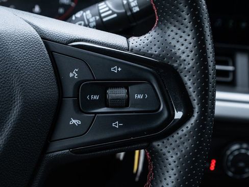 Used 2024 Chevrolet Trax RS w/ Sunroof Package image 17