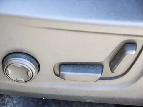 Used 2025 Volvo XC40 B5 Plus image 20