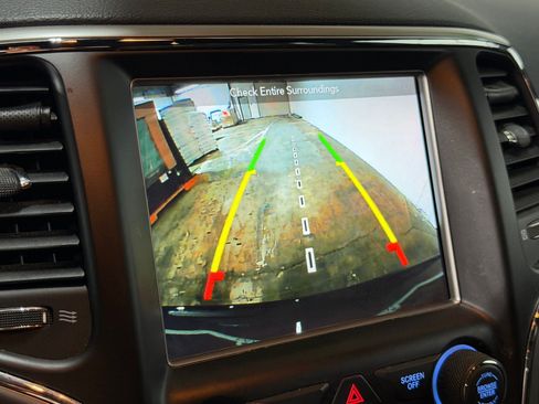 Used 2018 Jeep Grand Cherokee Altitude AWD/4WD image 18