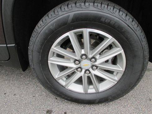 Used 2023 Chevrolet Traverse LT image 9