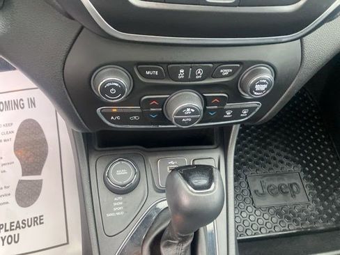 Certified 2019 Jeep Cherokee Latitude Plus AWD/4WD image 17
