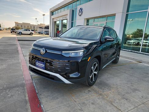 New 2026 Volkswagen Tiguan SE FWD image 3