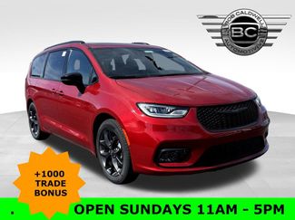 New 2026 Chrysler Pacifica Limited w/ Uconnect Theater Family Group FWD 360° Tour