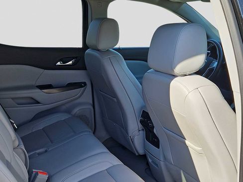 Used 2023 GMC Acadia SLT image 16