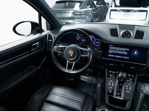 Used 2022 Porsche Cayenne w/ Premium Package image 10