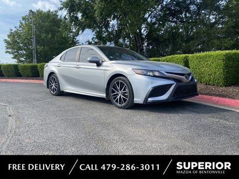 Used 2021 Toyota Camry SE FWD image 1